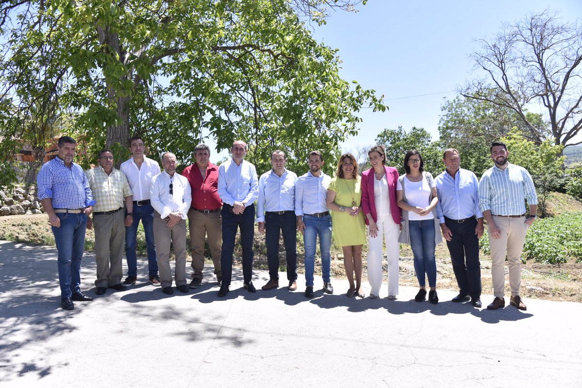 susanadiaz's tweet photo. Parada en #Arriate para saludar a l@s compañer@s del PSOE que esperaban en la sede de campaña junto al alcalde @MELCHORCONDE, y encuentro con los regidores y candidatos de los municipios de la Serranía de Ronda. https://t.co/OUvuyHCIlS