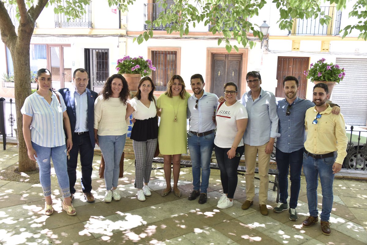 susanadiaz's tweet photo. Parada en #Arriate para saludar a l@s compañer@s del PSOE que esperaban en la sede de campaña junto al alcalde @MELCHORCONDE, y encuentro con los regidores y candidatos de los municipios de la Serranía de Ronda. https://t.co/OUvuyHCIlS