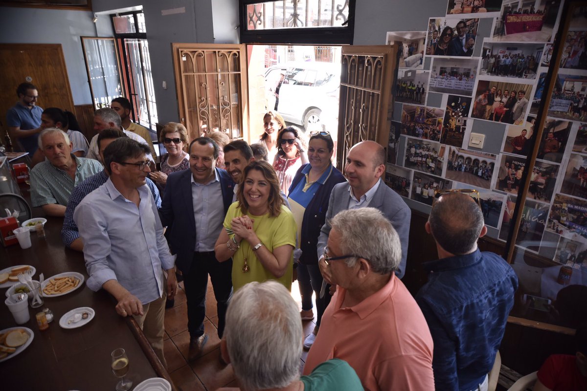 susanadiaz's tweet photo. Parada en #Arriate para saludar a l@s compañer@s del PSOE que esperaban en la sede de campaña junto al alcalde @MELCHORCONDE, y encuentro con los regidores y candidatos de los municipios de la Serranía de Ronda. https://t.co/OUvuyHCIlS