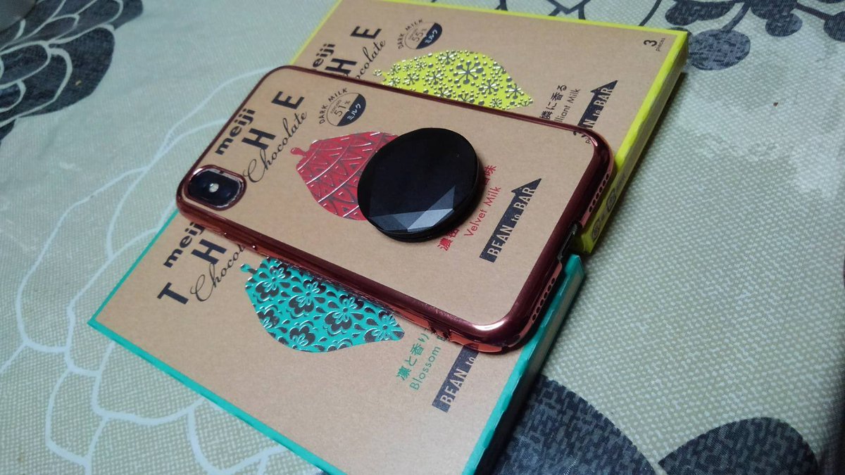 MeGaNeYa31's tweet photo. 暇だったので👀
家にあったチョコの箱でスマホカバー作ったら割とオシャレだった件

#世界に一つのオリジナル
#Meiji
#TheChocolate https://t.co/GqCP6QwiMn