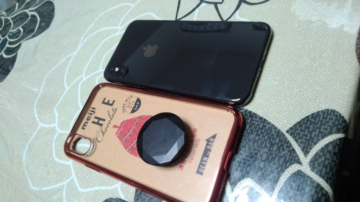 MeGaNeYa31's tweet photo. 暇だったので👀
家にあったチョコの箱でスマホカバー作ったら割とオシャレだった件

#世界に一つのオリジナル
#Meiji
#TheChocolate https://t.co/GqCP6QwiMn