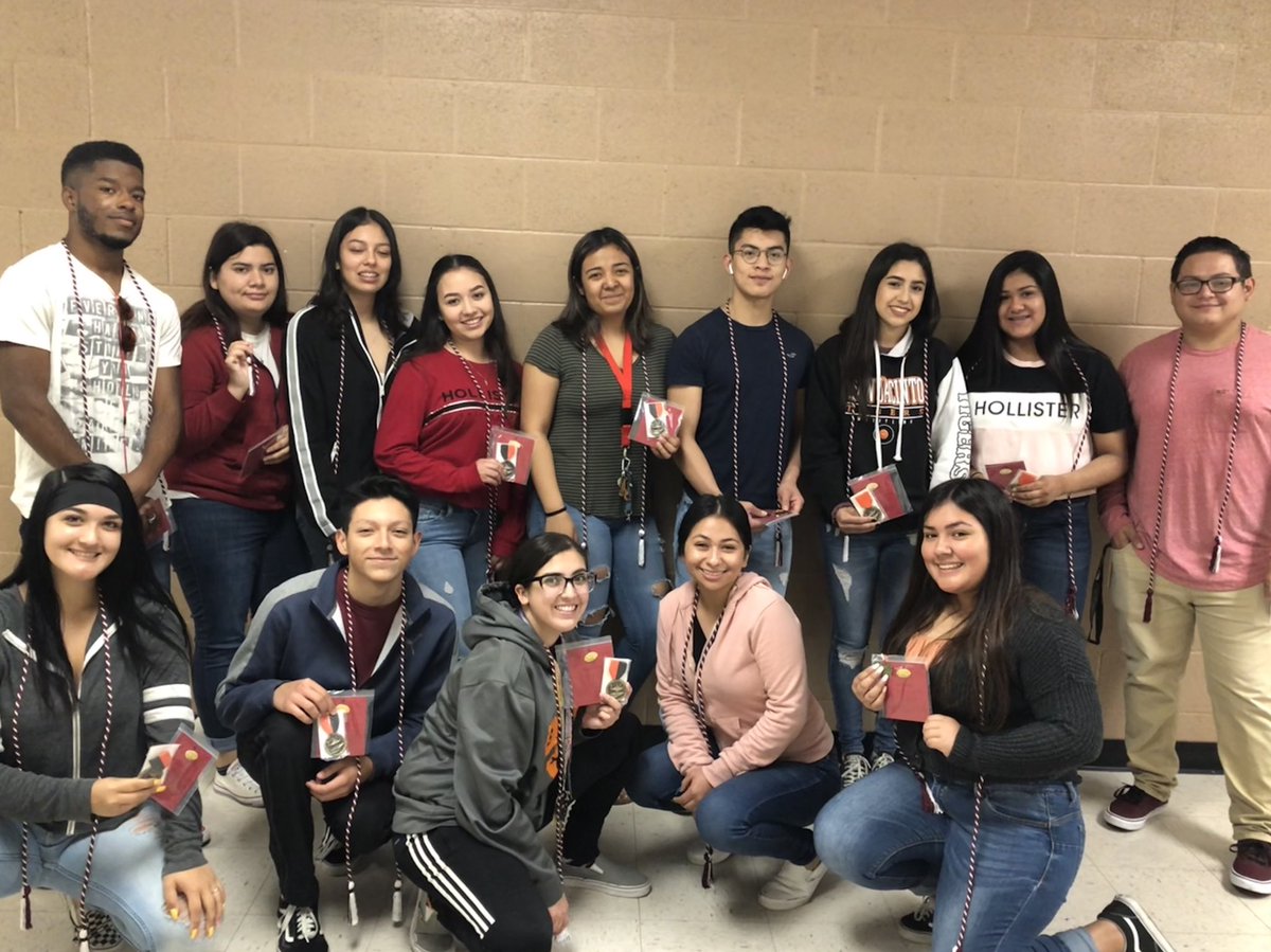 Link Crew Seniors received their cords and medals today. Class of 2019 THANK YOU FOR EVERYTHING 🧡 <a href="/SanJacintoHS/">San Jacinto High</a>