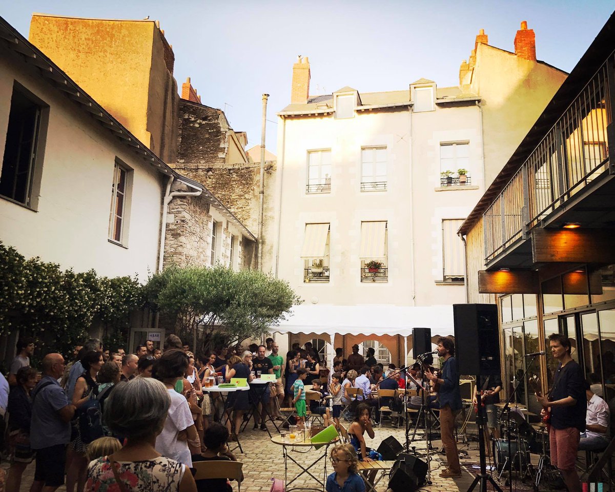 ALaCompagnie's tweet photo. Nous recherchons activement un groupe de musique pour jouer au sein de la Compagnie le soir de la Fête de la musique ! 🎤🎵
Envoyez vos candidatures avec une démo à infos@lacompagnieducafetheatre.fr #nantes #FeteDeLaMusique #recherche https://t.co/HwAdUZmxhV
