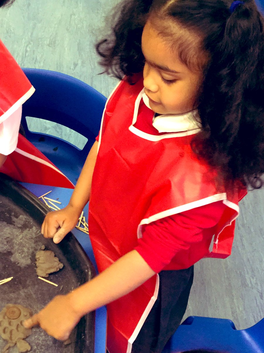 ThomasBuxtonEY's tweet photo. The clay stations are up and running across EYFS this week. Let’s see where our imaginations can take us #EYFS #clayplay #exploring #textures https://t.co/nKhE8l76f5