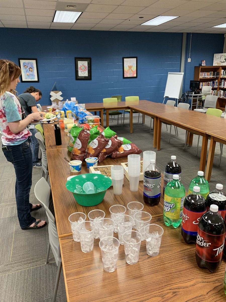 RicheyRebecca1's tweet photo. Continuing Teacher Appreciation Week on this Monday! We have our grill master at work! Thanks to all that made us feel special all week last week!
#SMSTAW @WeAreSMSpartans @SMSVaPrincipal @RicheyRebecca1 https://t.co/xi1FQIzLk3