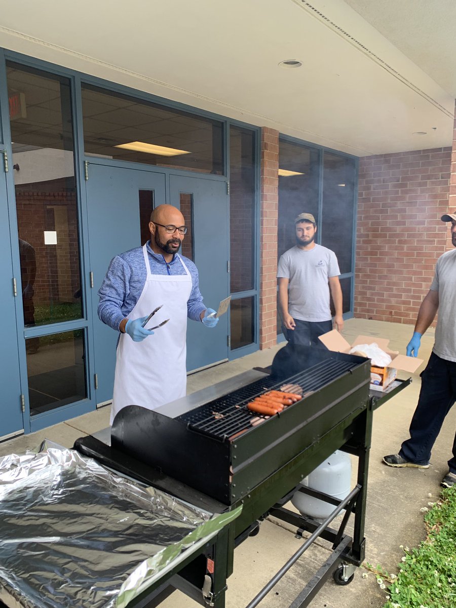 RicheyRebecca1's tweet photo. Continuing Teacher Appreciation Week on this Monday! We have our grill master at work! Thanks to all that made us feel special all week last week!
#SMSTAW @WeAreSMSpartans @SMSVaPrincipal @RicheyRebecca1 https://t.co/xi1FQIzLk3