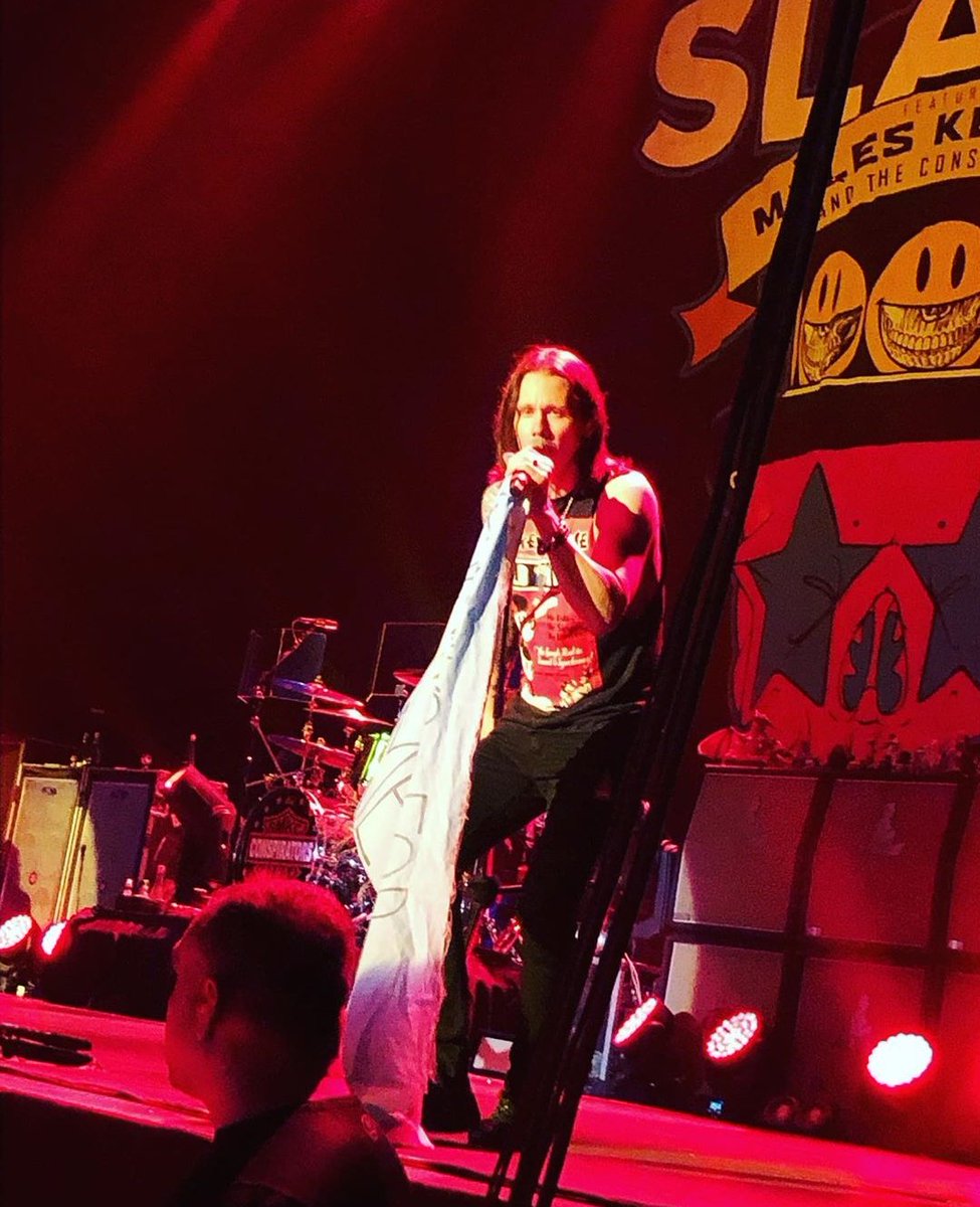 Myles anoche en Mendoza! Próxima parada 👉 Córdoba! 🇦🇷🤘 Foto by queen_ofdisaster03 

#Slash #LivingTheDream #Argentina #Mendoza #MylesKennedy #ToddKerns #BrentFitz #FrankSidoris