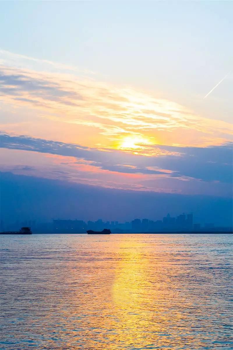 visit_wuhan's tweet photo. It might remind you of Waterloo Sunset, but more peaceful with a broader canal and an infinite view. The colour gives you hope that the sun will set only to rise again. Grab a beer by Yangtze River in #Wuhan, share your sunset moments with us! #HanPhilosophy #CityUponRiver https://t.co/pJdK0XmmUE