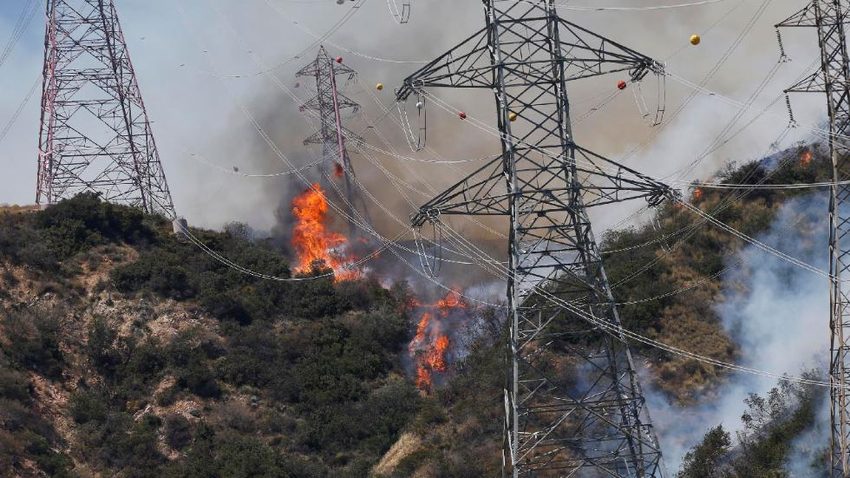 PG&E's transmission lines sparked major wildfires in California last year. Utility plans to cut power for few million ppl during windy days this season. Weeklong blackouts. Multiple times. Microgrids bloom ht  @markchediak  #ClimateChanged  #SystemChange  https://www.bloomberg.com/news/articles/2019-05-12/california-may-go-dark-this-summer-and-most-aren-t-ready
