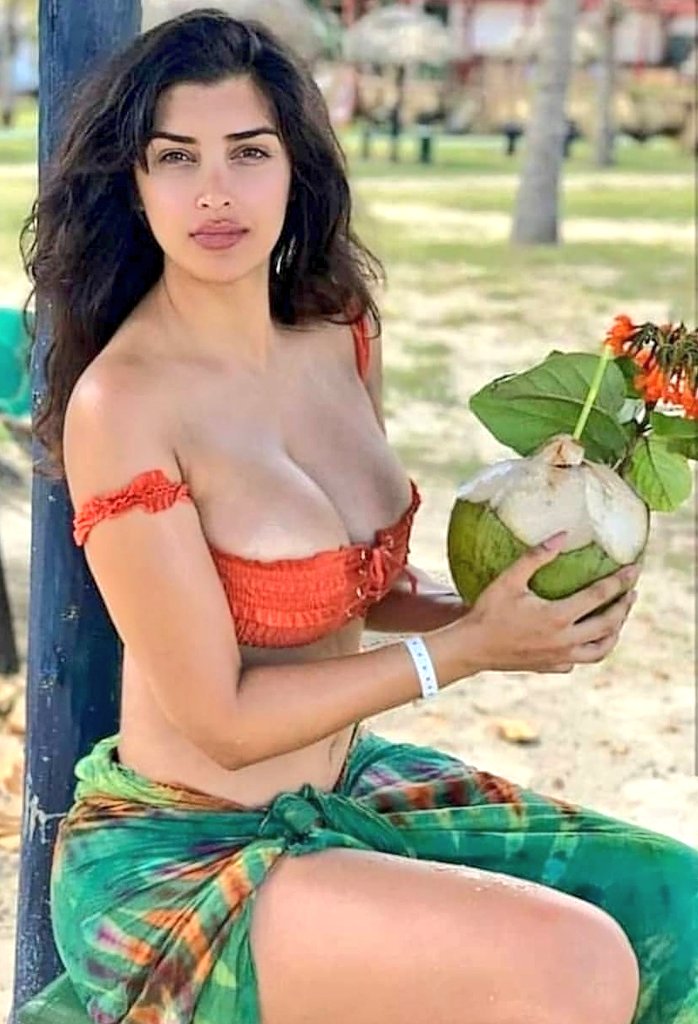 RasilaBhabhi's tweet image. गर्मी में नारियल पानी पीना सेहत के लिए बहुत अच्छा होता है
Retweet if you see 3 coconut in this pic 😝😝😝😝😝