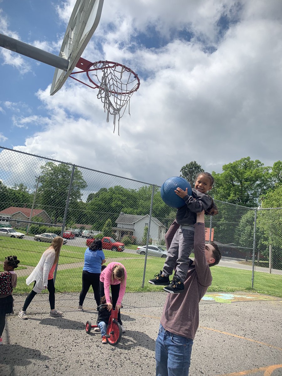 MCPSchools's tweet photo. @McCrackenCounty Seniors- Community Service Day @ Paducah Day Nursery! https://t.co/BAh0JHRtbX