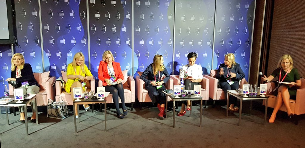 KPachelska's tweet photo. Joanna Mosiej-Sitek: Panie, przestańcie się w końcu dokształcać! Sięgajcie po najwyższe stanowiska teraz. Panel Kobiety w biznesie. #EKG2019 @EECKatowice @zachodni @KostkaOlga @DorotaNiecko @WysokieObcasypl https://t.co/a4bcTkspst