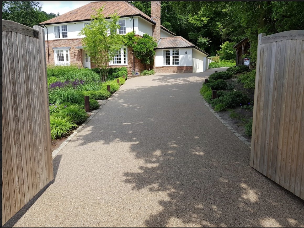 ClearstoneUK's tweet photo. Sweeping resin bound driveway installed for Outdoor Creations #ResinBound #PermeableSurfacing https://t.co/lpbCyiE1FJ
