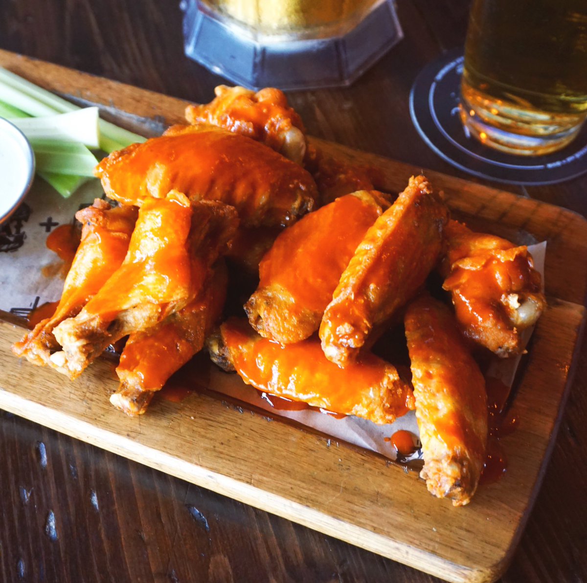 Bringing the 🔥 to your Monday—it’s 50¢ wing night! #theAVENUEdtsp