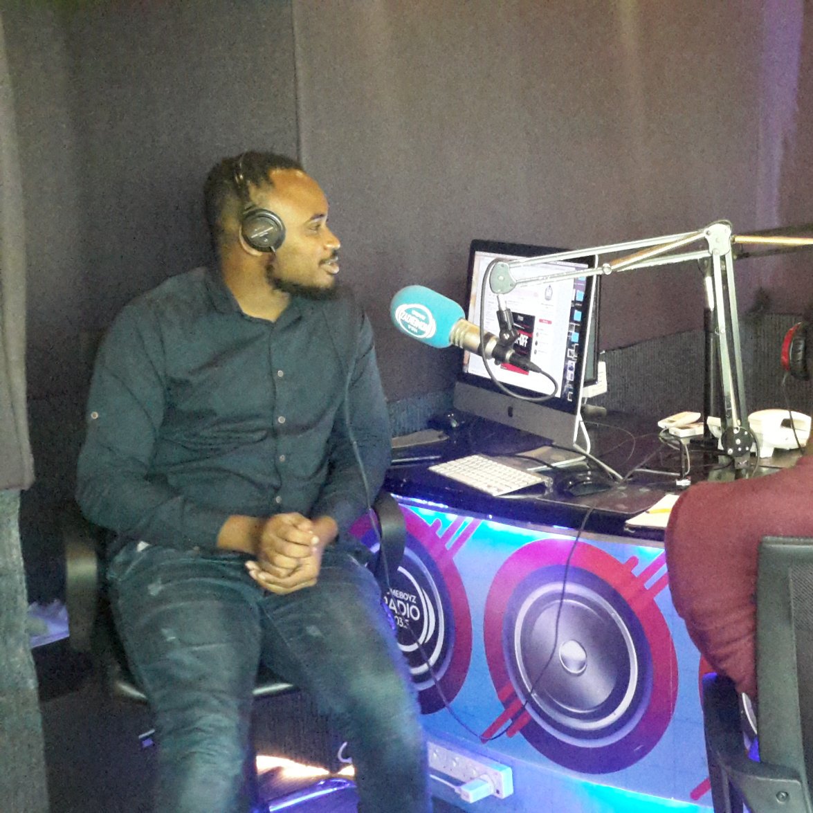 Commentator254's tweet photo. #HBRFANZONE gang. @Erik_Njiru is going nowhere😐Nimekataa hio speech yake ya kuondoka. How many are with me😊
#BringBackEric
#BringBackEric
@HomeboyzRadio @GMONEYizME @JohnHBR https://t.co/4tvV679ILY