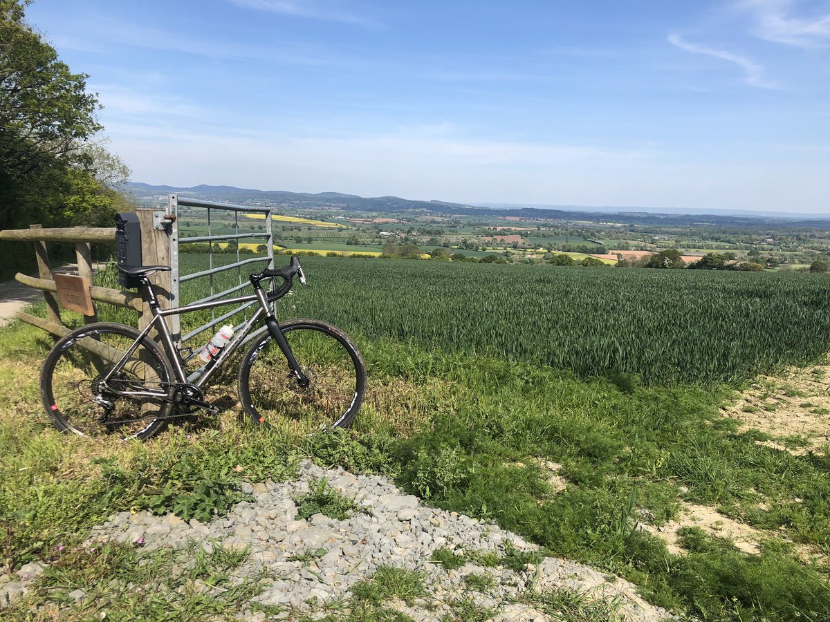 P_HEDGEHOG's tweet photo. Headspace required. Always forget how hilly it is where we live! #Herefordshire #marcleridge @planetxbikes https://t.co/wubko9MB7L
