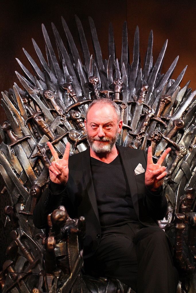 Кто занял железный трон. Бран старк на железном троне. Кто занял железный трон. Железный трон из игры престолов. Шон бин и лена хиди.