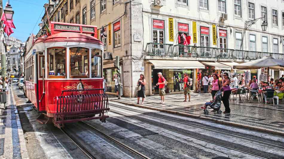 JorgeCarmo9's tweet photo. #Lisboa #Portugal #bicicleta #ciclosfera  🚲🏘️🇵🇹😎  Lisboa: tan cerca. Hermosa, única, plagada de secretos... y cada vez más llena de bicicletas. Te invitamos a descubrir, a pedales, todos los secretos de la capital portuguesa. Via @ciclosfera https://t.co/IdCd4NSj1u https://t.co/SU62ByiwKY