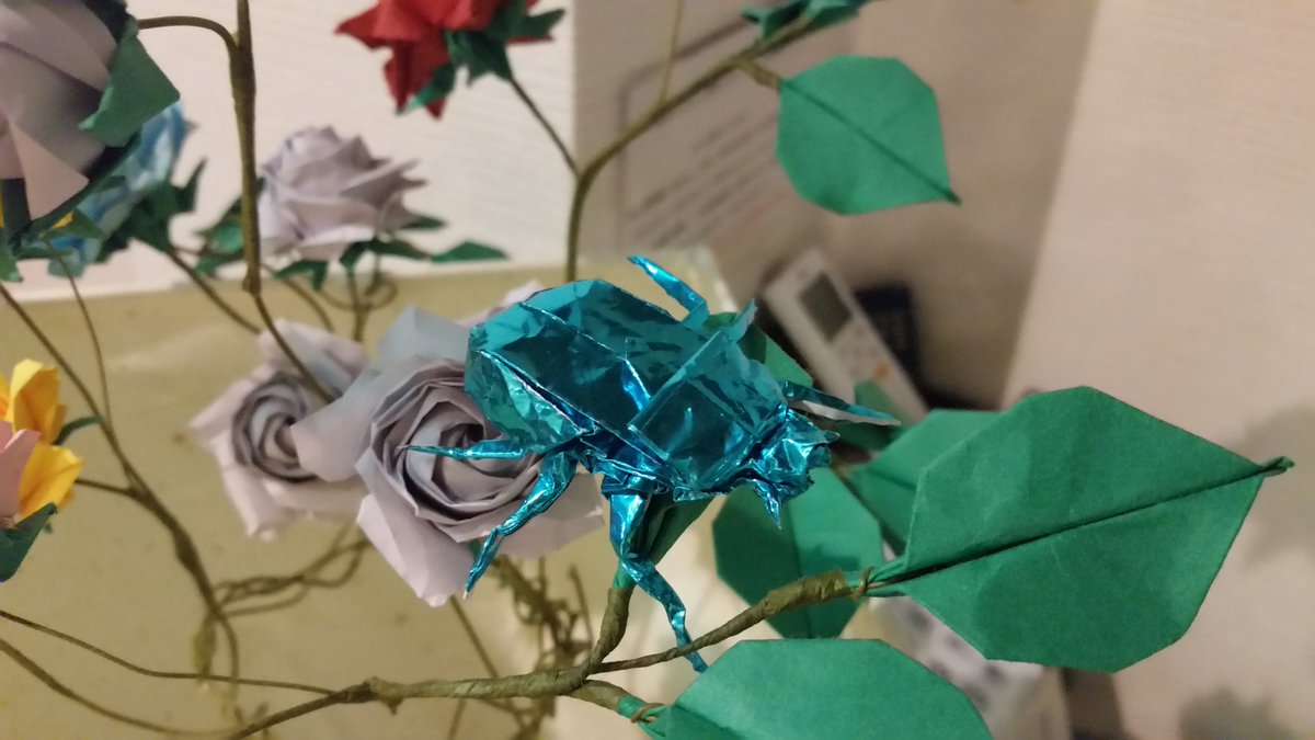 Monsteraとnくん はぎーさん と被りますがカナブンが大型のハナムグリです 樹液や花粉を食べます コガネムシはガーデニングや園芸でプランターひっくり返すとたくさん出てくる幼虫ですよね 葉も根も食べちゃうので害虫になります カナブンはカブクワ