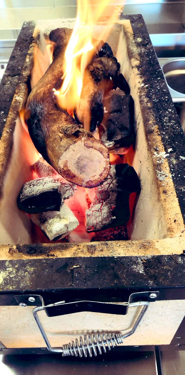 LondonLogCo's tweet image. Holm Oak wood &amp;amp; charcoal in a #hibachi grill. The results are beautiful and subtle. Come check out our mail order via our site and Direct-to-Restaurants delivery. #grillingonwood #livefirecooking #teamlogco #charcoal