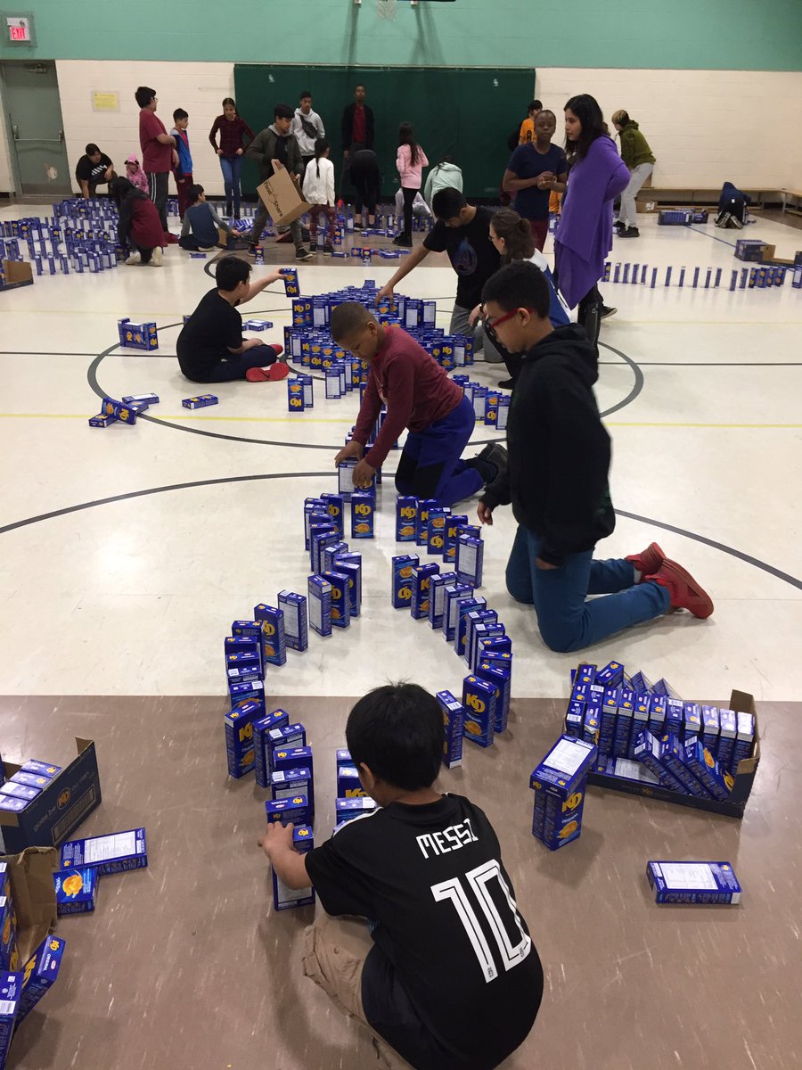 SWillis161921's tweet photo. Grade 7/8s mentor grade 3 students in a math/science investigation!  Connecting it all! @HWDSBLakeAvenue #hamiltonfoodshare #hwdsbmath #collaboration https://t.co/JOFeLAKq48