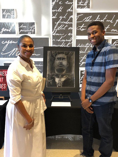 MPCSarts's tweet photo. Students celebrated art and diversity @Ctr4CHR! A. Edwards, B. Hawkins, I. Garofalo, and J. Jeon had art pieces on display. J. Neon and B. Hawkins received best in show accolades! Congrats to these talented upcoming #MPCSVisualArt-ists! #sewingtogetherdifferences
#CommUNITY https://t.co/gafKWJkQf9