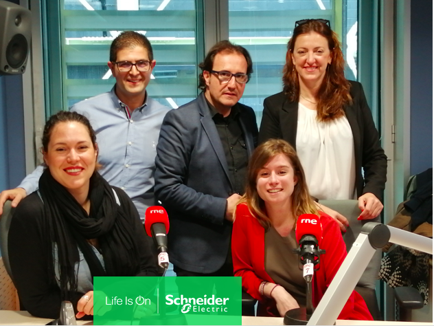 SchneiderES's tweet photo. Si te perdiste la entrevista de @Escamilla_David a @EleMartiB y @lozmig en @Club21_radio4 ya puedes escucharla y conocer cómo ha llegado la #TransformaciónDigital en #SchneiderElectric: https://t.co/UiEaKA7Ord #LifeIsOn https://t.co/7BC3uh0WY5