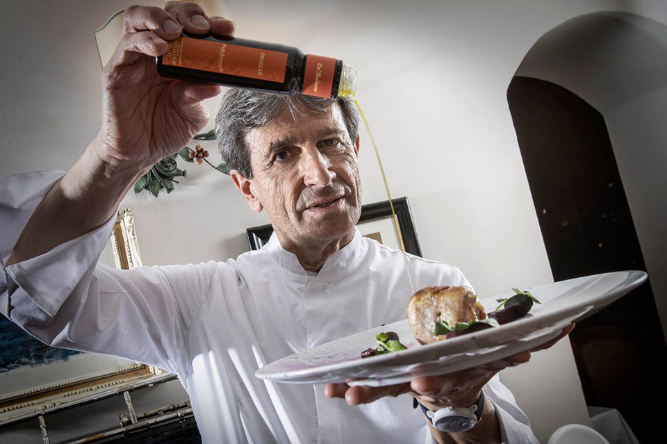 PBonomelliEVOO's tweet photo. Our CaRainene Trilogy 🧡💚💛 
&amp; Michelin Star Chefs : 
Sandro Serva ( "La Trota" Restaurant ) 🧡
Lionello Cera ( "Antica Osteria Cera" Restaurant ) 💛        

📷 Tiziano Cristofoli 
#FishAndChef  2019
https://t.co/Uu4EAhij5B https://t.co/X84SKQzm3o