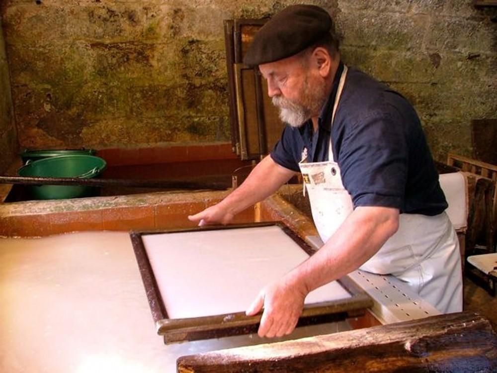 MnGrison's tweet photo. SO excited to attend the blue paper workshop at @MoulinVerger in September! A full week spent in the last active traditional papermill in France, learning and experimenting with outstanding artisans to gain insight into the magic of papermaking... info--> https://t.co/cR6y6RYqBU https://t.co/C1LLXoG1co