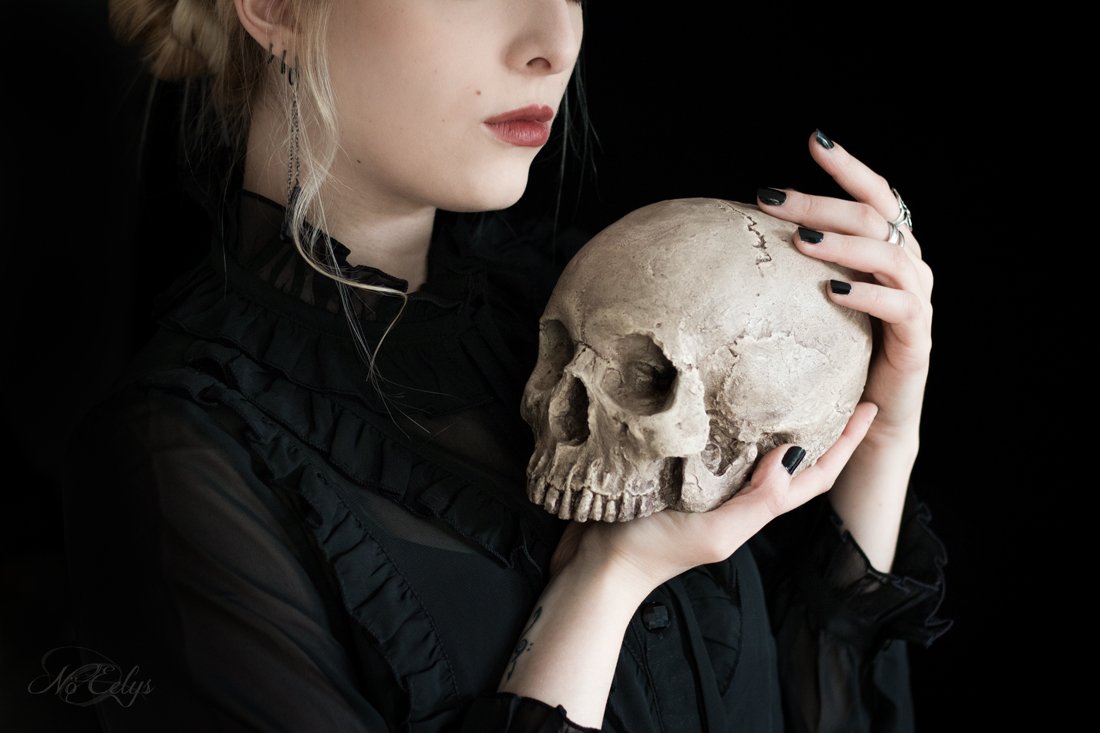 Meet Octave 🖤 beautifully handmade by <a href="/ViciousNoodles/">Vicious Noodles 🇪🇺</a> 💀 bit.ly/MeetOctave

Makeup <a href="/LunatiCK_Labs/">LunatiCKCosmeticLabs</a> contour palette Vol I 🌙

#oddity #goth #skull