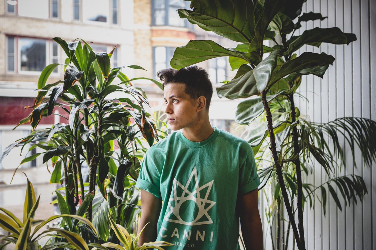 ShleBerry's tweet photo. Alright kiddzz.. this week I’m giving a s/o to @Cannihempco ❤️

They’re hosting Milwaukee’s very first #Cannifest this Saturday (May 18th) at the @cooperagemke!! 🌱

I’ll be performing alongside some other great MKE artists. Don’t miss it!

📸: @SamerGhani https://t.co/CWP7gifQAa