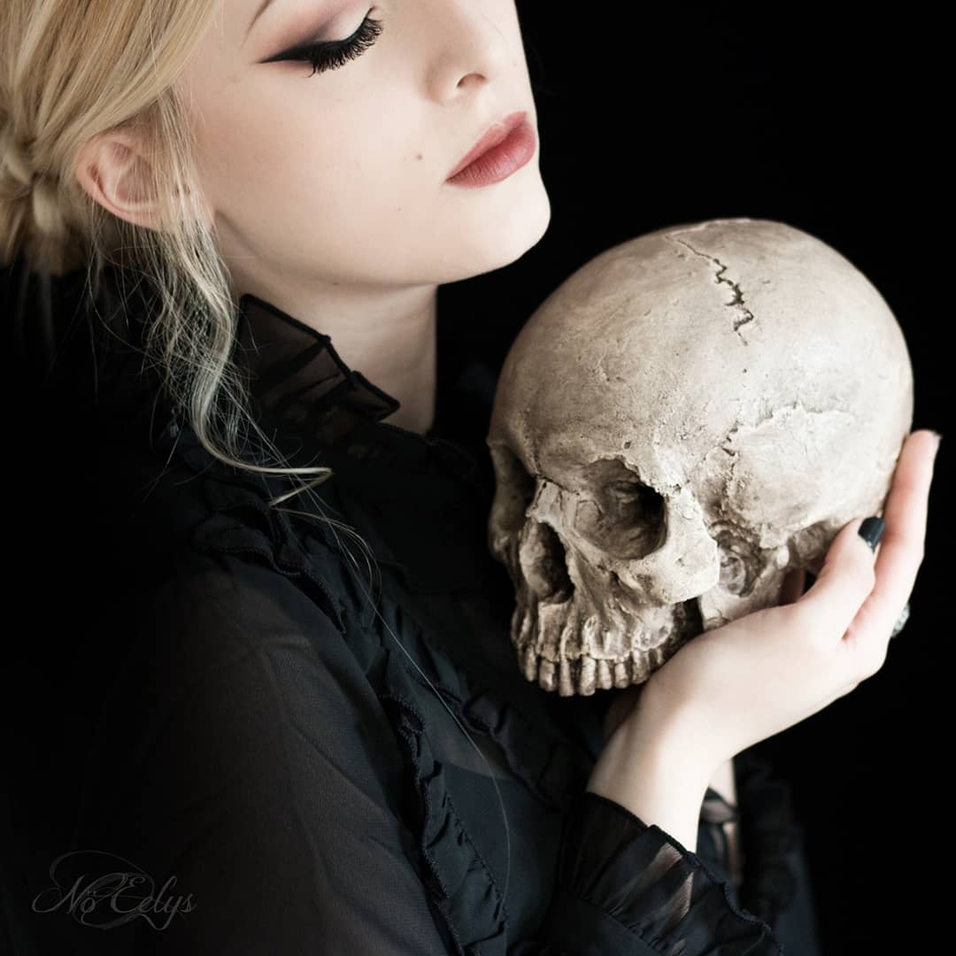 Nouvel article sur le blog 🖤 On parle Memento Mori et cabinet de curiosités avec cette superbe réplique de crâne faite main par <a href="/ViciousNoodles/">Vicious Noodles 🇪🇺</a> : bit.ly/MeetOctave 💀

Makeup <a href="/LunatiCK_Labs/">LunatiCKCosmeticLabs</a> contour palette Vol I 🌙

#oddity #skull #goth
