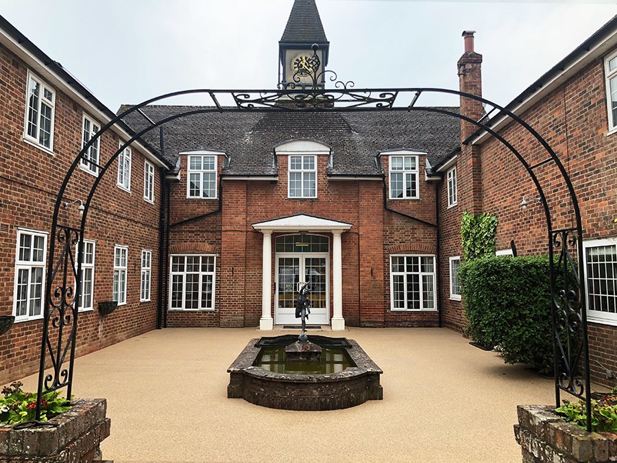 ClearstoneUK's tweet photo. Beautiful resin bound court yard for the Roffey Park Institute near Horsham, Sussex #ResinBound #PermeableSurfacing https://t.co/DT0EegUjsp