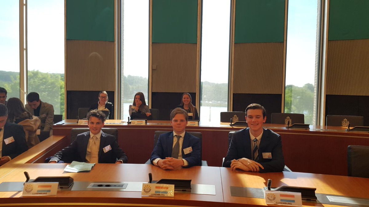 Zes leerlingen van 4HAVO/4VWO nemen deze hele week deel aan de Limburgse MEP Conferentie op Rolduc. Een drukke week, waarin ze proeven aan de wereld van de politiek. Op dit moment vindt de opening van de week plaats in het Gouvernement in Maastricht. <a href="/MEPLimburg/">MEP Limburg</a>