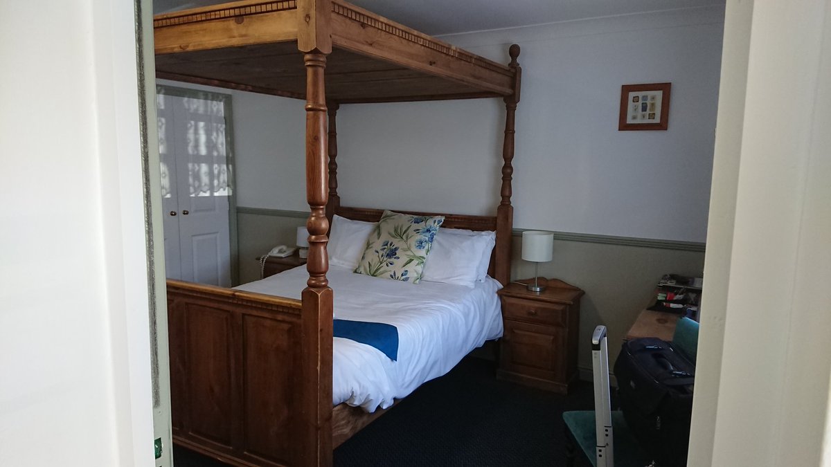PopTarantula's tweet photo. I've racked my brains & am fairly certain that this is a first for me
#FourPoster #DelusionOfGrandeur #BitPosh #NotTheUsualDriverRoom https://t.co/He2x0sQyom