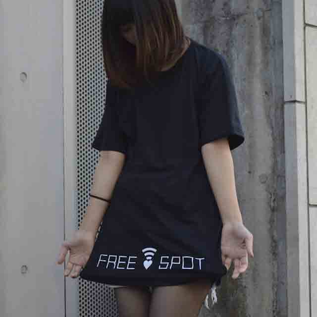 MNaughtyKidding's tweet image. 【販売物②】
FREE♡SPOT 黒
サイズはFREE(XL)のみ

誰でも繋がれる(FREE SPOT(意味深))な人向けのアピールTシャツ色違いです
黒はクールにも着れますね
黒シャツなので合わせやすさもありつつ、
異性にアピールできます

余談ですが僕はこれ着た女の子に誘われたいですね。
#FREEvSPOT #FvSC