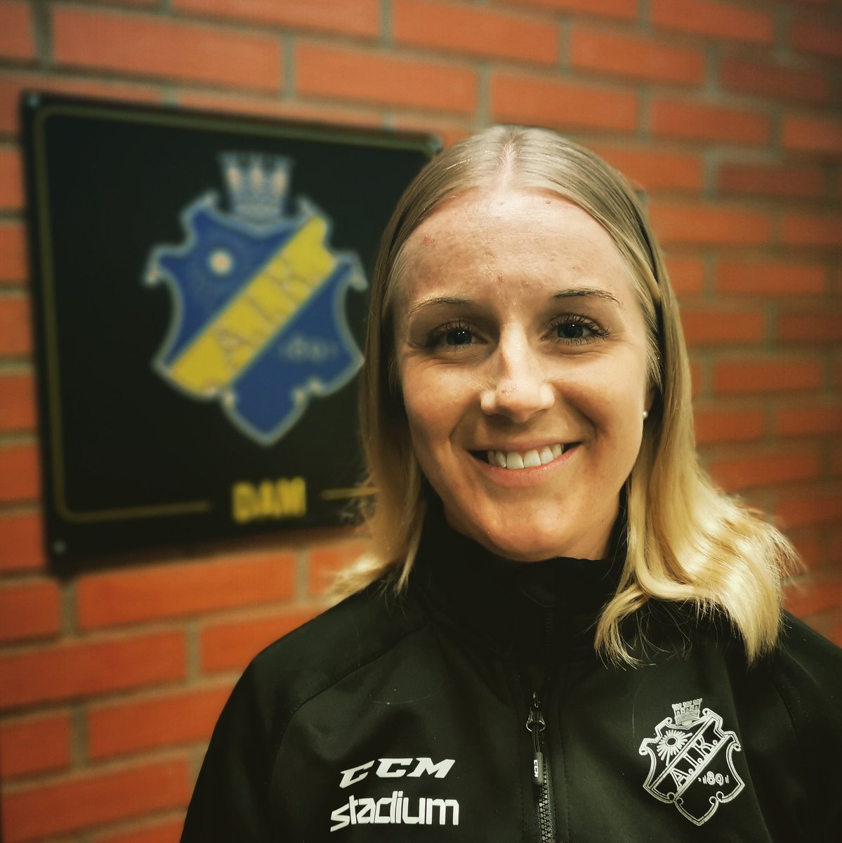 AIKHockeyDam's tweet photo. Linda Dupree är tillbaka i AIK, nu som lagets fystränare. 

- Jag vill kunna bidra med kunskap, glädje, motivation och förhoppningsvis en del träningsvärk.
Men även hitta individuella lösningar som kan lyfta spelaren och ge positiva resultat på isen. 

Välkommen tillbaka Linda! https://t.co/f65G6bRSwc