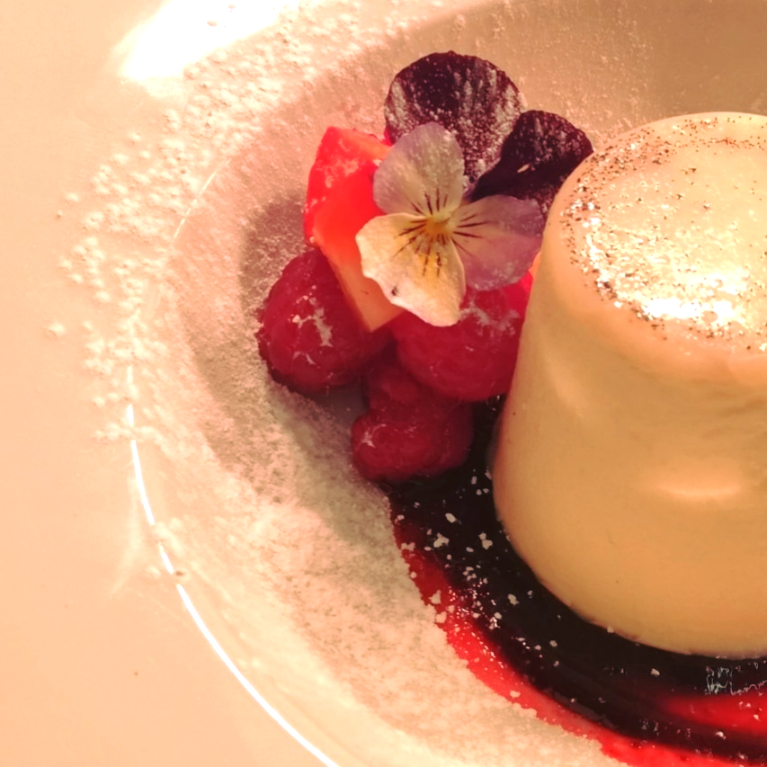 Pannacotta alla vaniglia. #Vanilla #pannacotta #with #mix #berries #nice #sottosottouk #sottosottobath #england #dessert #peccatidigola #yummy 🌺🤤🍮 #newspringmenu #italy #italianfood #desserts