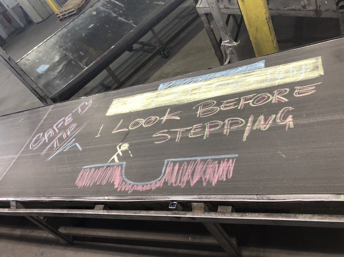 UPS_Airway's tweet photo. Safety Tip of the day for our Preload and Local sort. #lookbeforestepping #bendyourknees #powerzone #UPSCanadaSafetyCup @JimmyV_UPS @CanadaUPSers @StewartLawson14 @RollyPayne4 @rattiaups1 https://t.co/GKV6R4GOsD