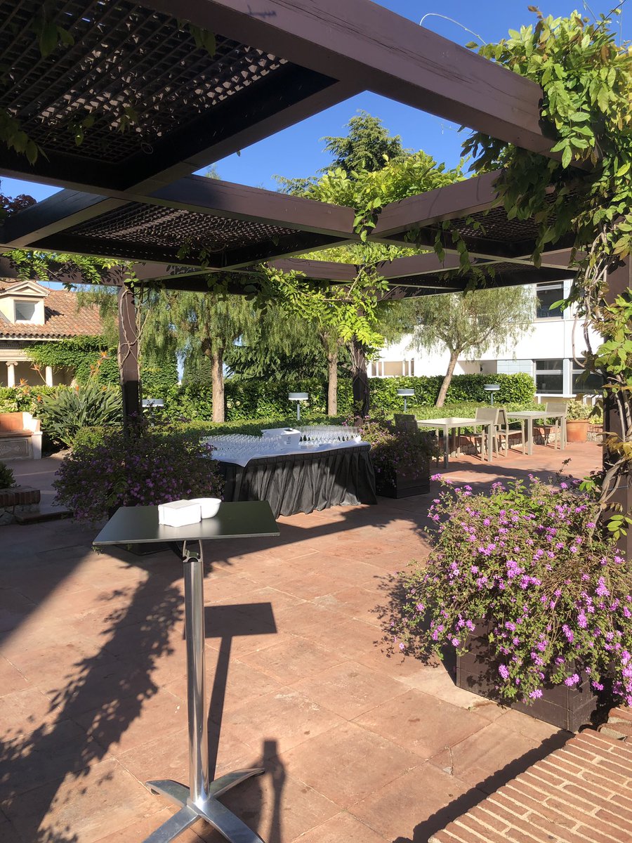 iesebschool's tweet photo. Everything’s set to inaugurate our Venture Hub, a cool new space for entrepreneurs at #IESEbschool. It houses our training, research and financing arms, and has lots of space for meetings, sessions and, above all, creativity. https://t.co/B15Cynns0S