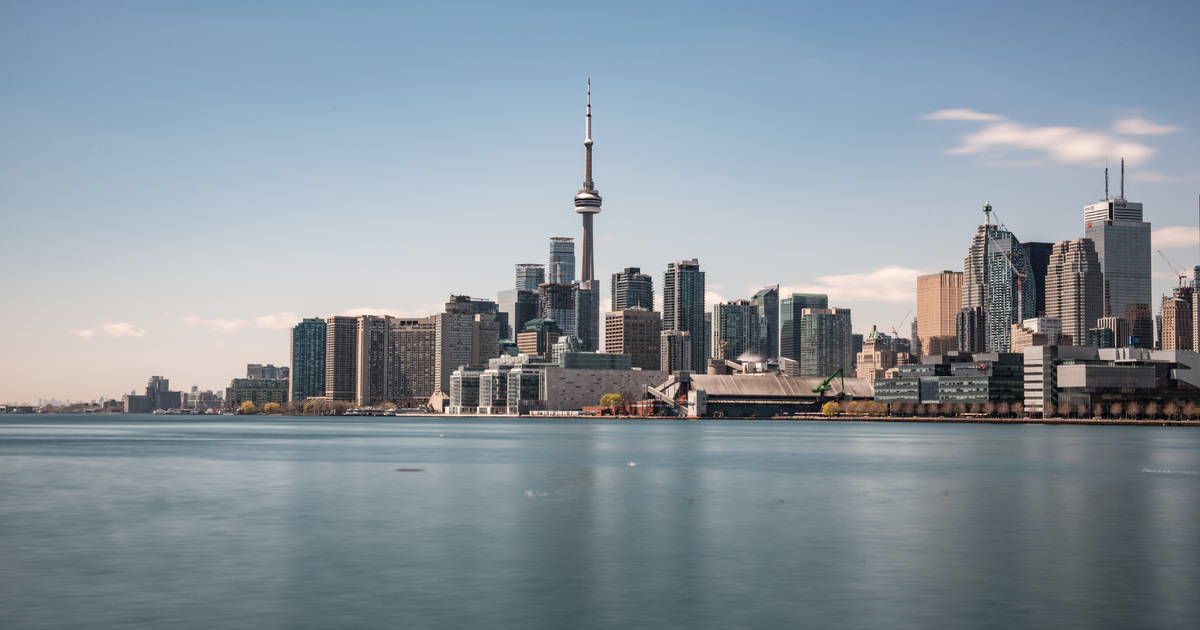 blogTO's tweet photo. It's going to feel like 24 C in #Toronto this weekend https://t.co/jss8OM1SuQ https://t.co/5p1koC8f4T