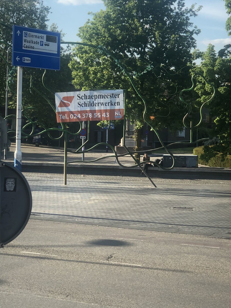 #kunst in de stad blijkbaar nu ook nuttig om #reclame te maken? #vreemd #gemeentenijmegen best asociaal om je banner hier zo aan op te hangen.