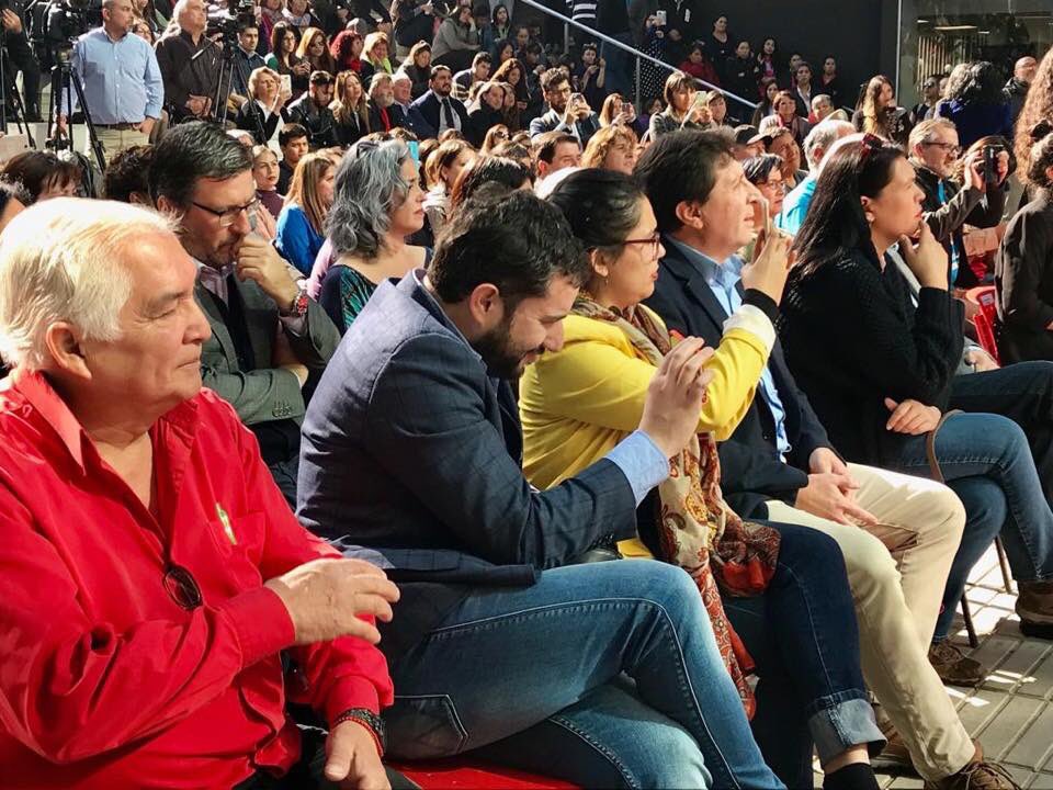 PCdeChile's tweet photo. Hoy el alcalde de Recoleta @danieljadue anunció la reducción de la jornada laboral a 40 horas semanales para todas las trabajadoras y trabajadores municipales regidos por Código del Trabajo. #40HorasEnRecoleta https://t.co/91JNVRQVrN