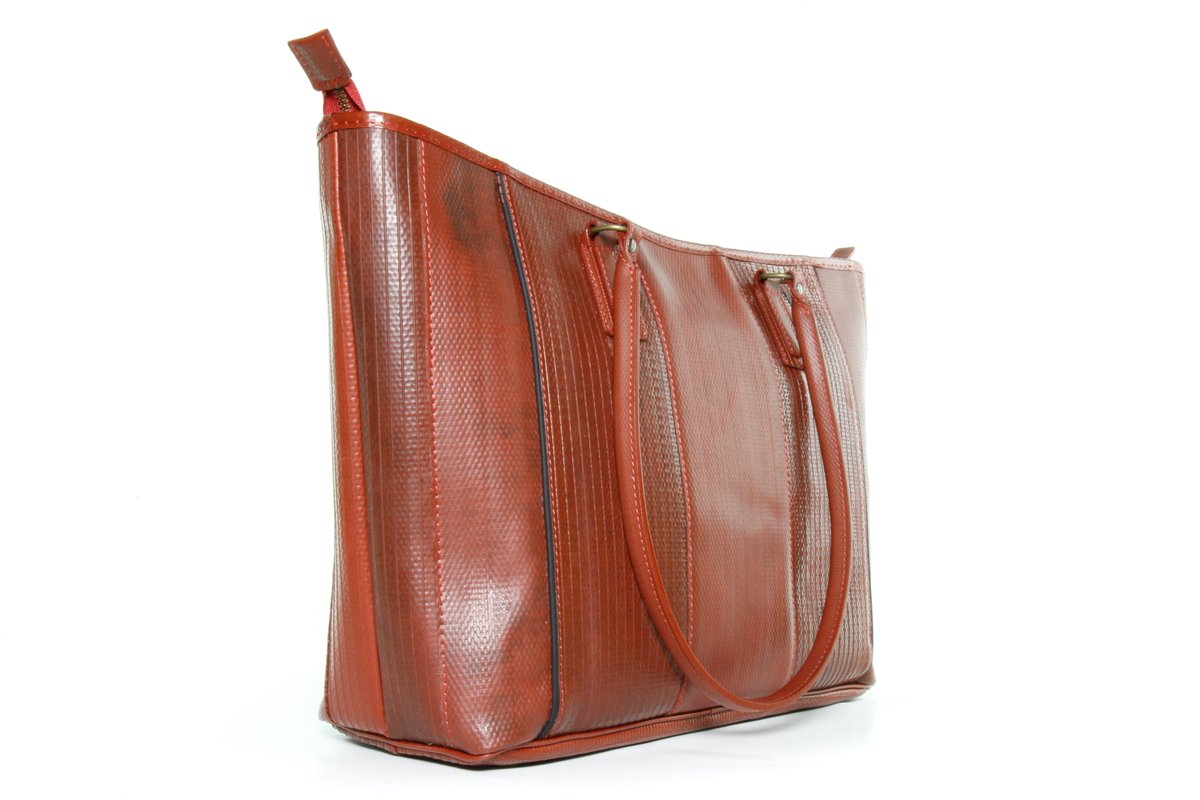 elvisandkresse's tweet photo. Much loved and stronger than ever 💪

Our classic #firehose Tote Bag with the slightest refinement 💕 Just in time for #MothersDay! Can you spot the difference? 😉

#BetterThanEver #EthicallyHandmade #CircularFashion 

Discover our new tote bag here 👉 https://t.co/zNXmWz44YQ https://t.co/obxBcidL4p