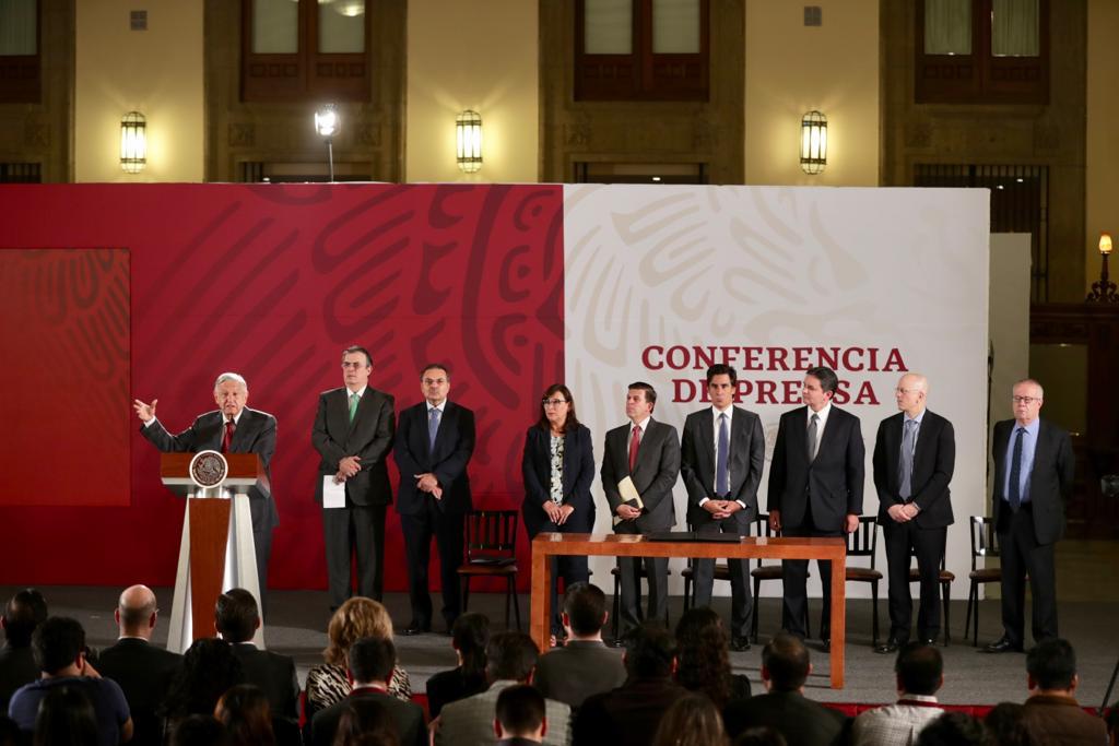 JesusRCuevas's tweet photo. .@GobiernoMX firmó un acuerdo con bancos para renovar y refinanciar las líneas de crédito de @Pemex No hay deudas nuevas, se fortalecen las finanzas y la liquidez . A la par @SHCP_mx ampliará el incentivo fiscal para Pemex en 2019, aprox. 30mil mdp para +exploración y +producción https://t.co/RBCeKM318p
