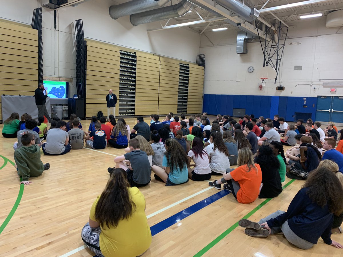 NsjhPe's tweet photo. @PrevNetwork is here this week during all PE classes talking about the negative impact of JUULING and vaping. @NSyracuseCSD @NSyracuseNSJH https://t.co/cBW5J1sk14
