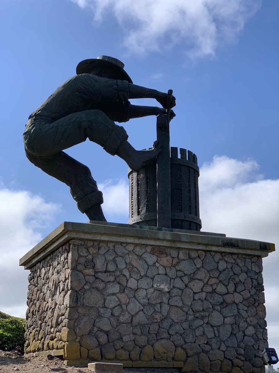 koehlerdesigns's tweet image. The Crusher doing it the old fashioned way in Napa Valley. @SKSappliances #napa #SKSNapaEDC #SKSappliances