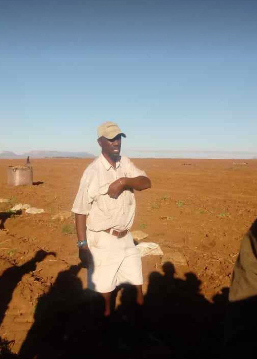 ThaboDithakgwe's tweet photo. Old Oupa' farms on a 7000ha farm .He farms with potatoes and more. He has 30 bakkies,63 tractors and has 730 employees. Youngest black farmer RSA it's possible!! In God I trust🙇🏽‍♂️Amen
Please make this possible for me.I want employ over 1000 people.
  @CyrilRamaphosa @DRDLR_online https://t.co/yqV56asCkz