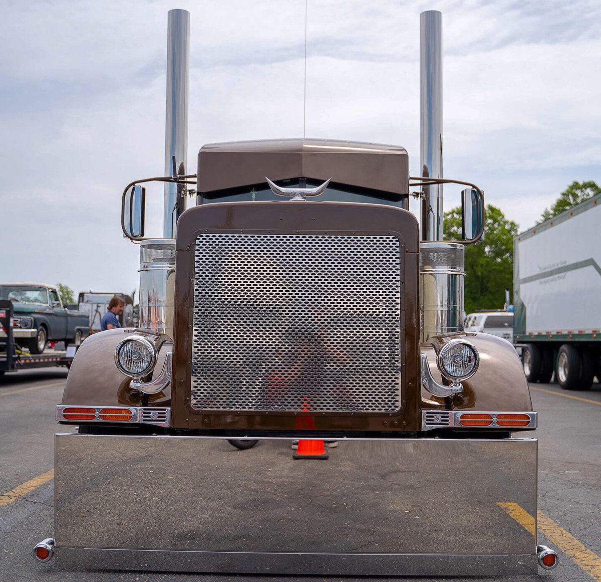 JacksChrome's tweet image. When the truck is so beautiful you can’t pick just one angle 🤤👌🏼 This #Pete really grabs ya by the horns! 😏🐃 Shot at the East Coast Trucker’s Jamboree this past weekend in #Kenly, North Carolina!!!! @PeterbiltMotors