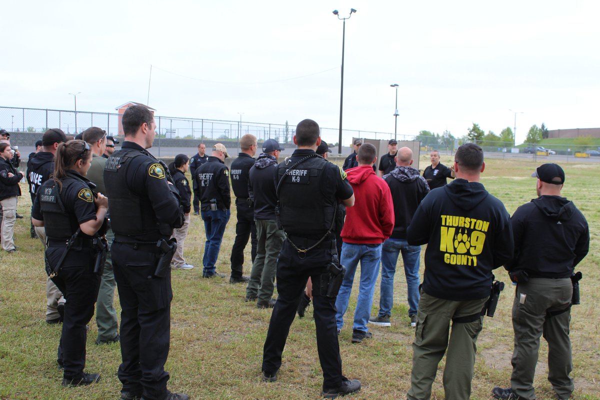 VancouverPDUSA's tweet photo. The Regional K9 Units of Clark County hosted the Washington State Police Canine Associationโs 2019 Spring Seminar last week. Thanks to the more than 150 law enforcement handlers and their K9 partners that attended. How do you get a K9 into a window...#teamwork!#wspca #VanWa https://t.co/pyOrmFH4uA